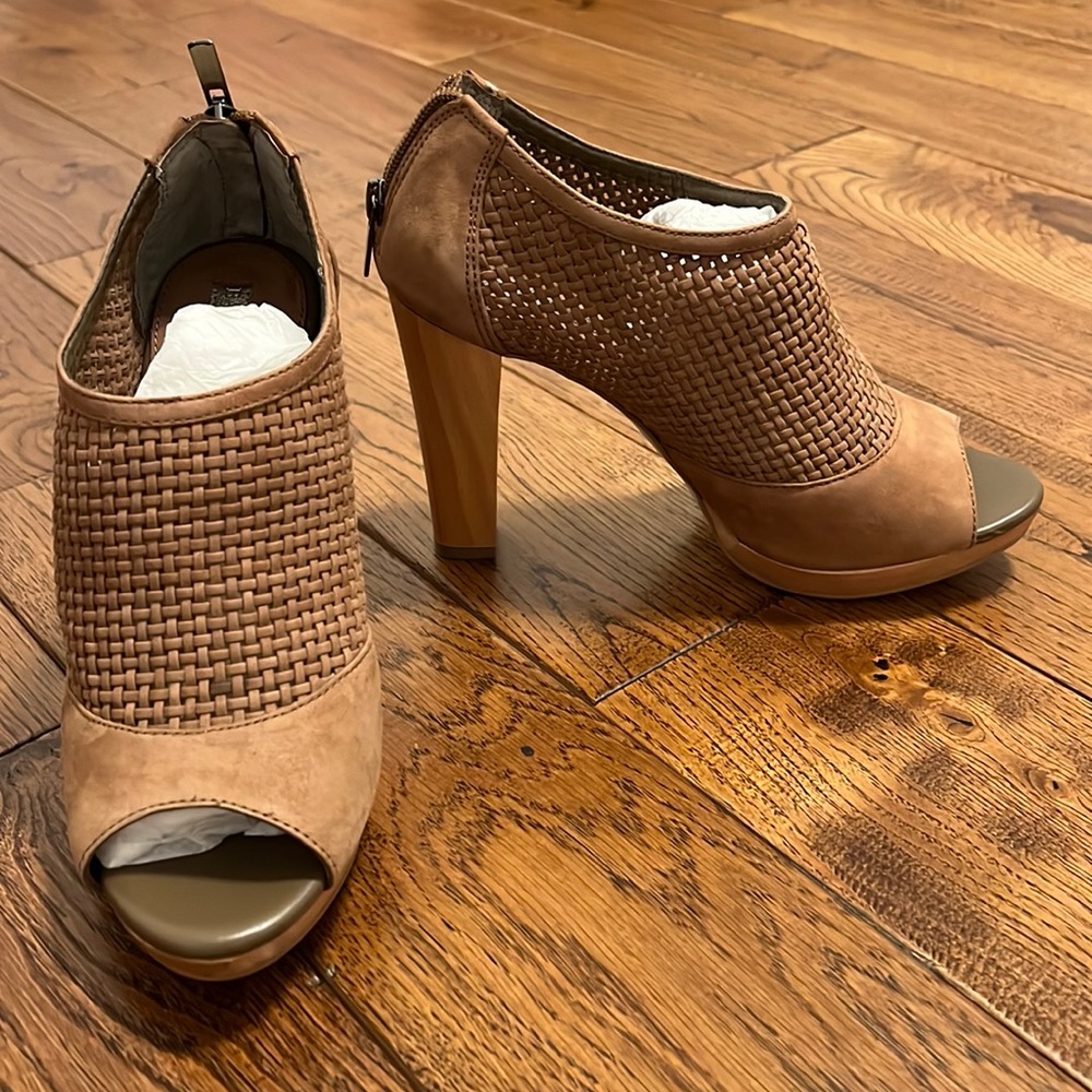 Banana Republic. Brand new. Never used. Size 8.